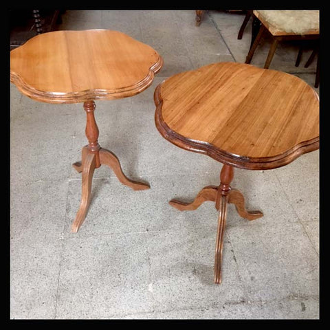 I.633 PAR DE MESAS TRÍPODE LATERALES
