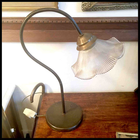 II.1015 LÁMPARA DE ESCRITORIO DE BRONCE Y VIDRIO