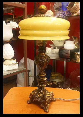 II.694 LÁMPARA DE BRONCE Y OPALINA