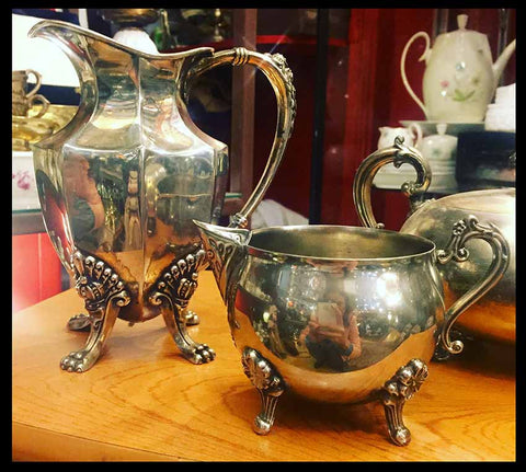 II.695 JARROS DE PLAQUÉ CON PATAS