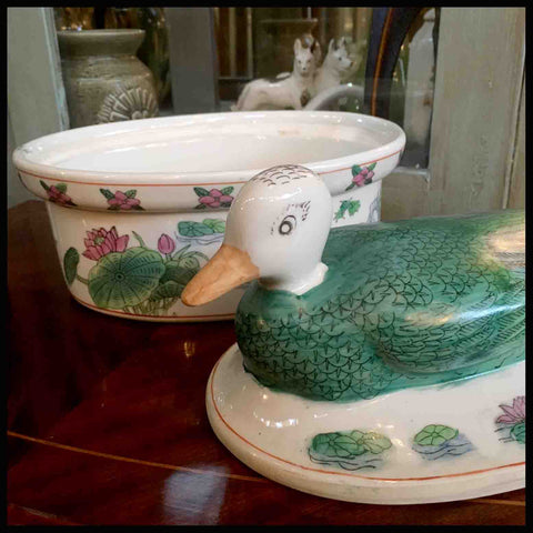 II.1020 GUISERA DE PATO DE CERÁMICA PINTADA A MANO