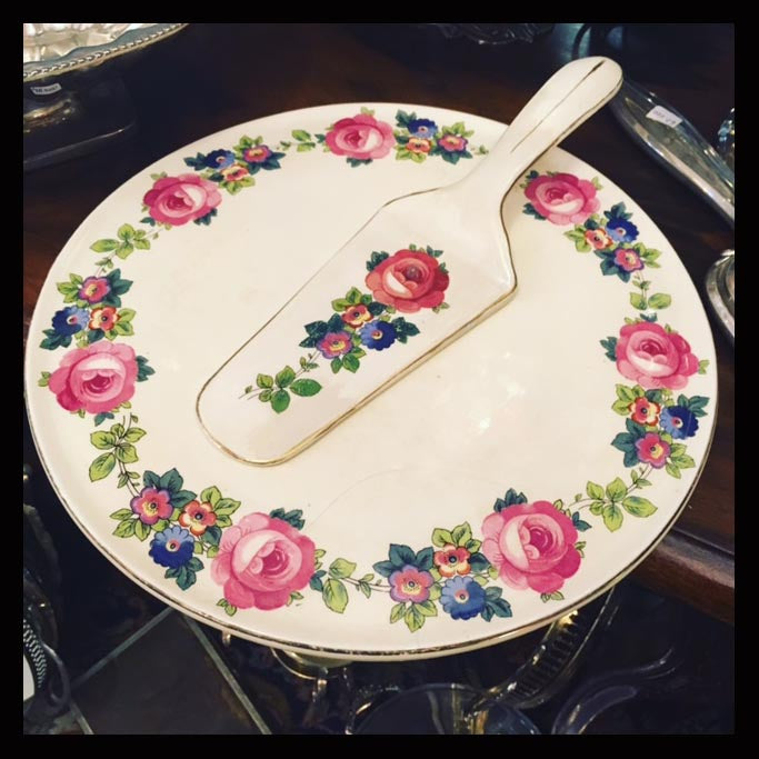 II.1025 TORTERO Y PALETA DE CERÁMICA