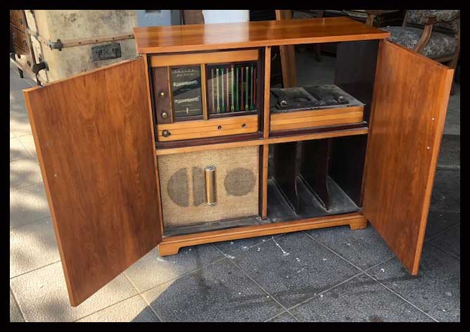 I.1135 MUEBLE MUSIQUERO DE RAÍZ