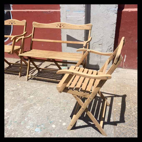 I.643 SOFÁ Y DOS SITIALES PLEGABLES DE MADERA