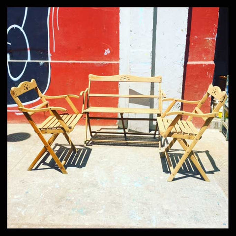 I.643 SOFÁ Y DOS SITIALES PLEGABLES DE MADERA