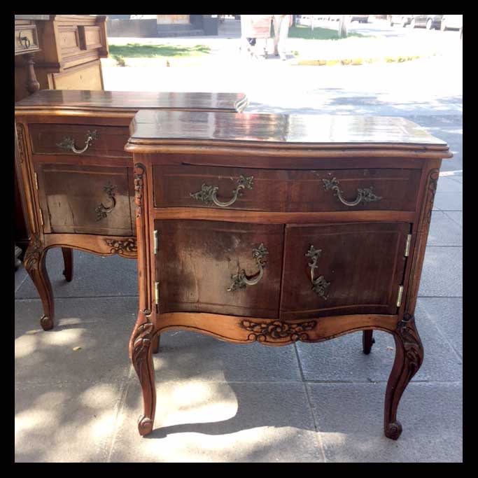 I.646 PAR DE VELADORES