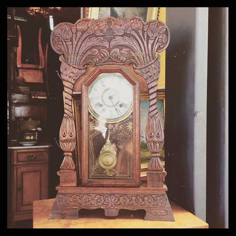 II.1047 RELOJ DE MURO CON BASE DE MADERA