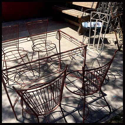 I.672 COMEDOR DE FIERRO FORJADO ROJO