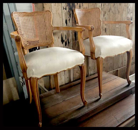 I.1131 PAR DE SILLAS FRANCESAS DE CANÉ Y TELA