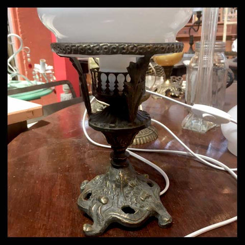 II.1071 PAR DE LAMPARITAS DE BRONCE Y OPALINA