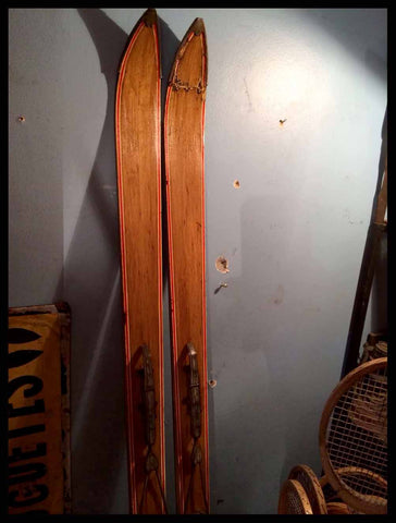 II.1049 PAR DE ESQUÍS ANTIGUOS