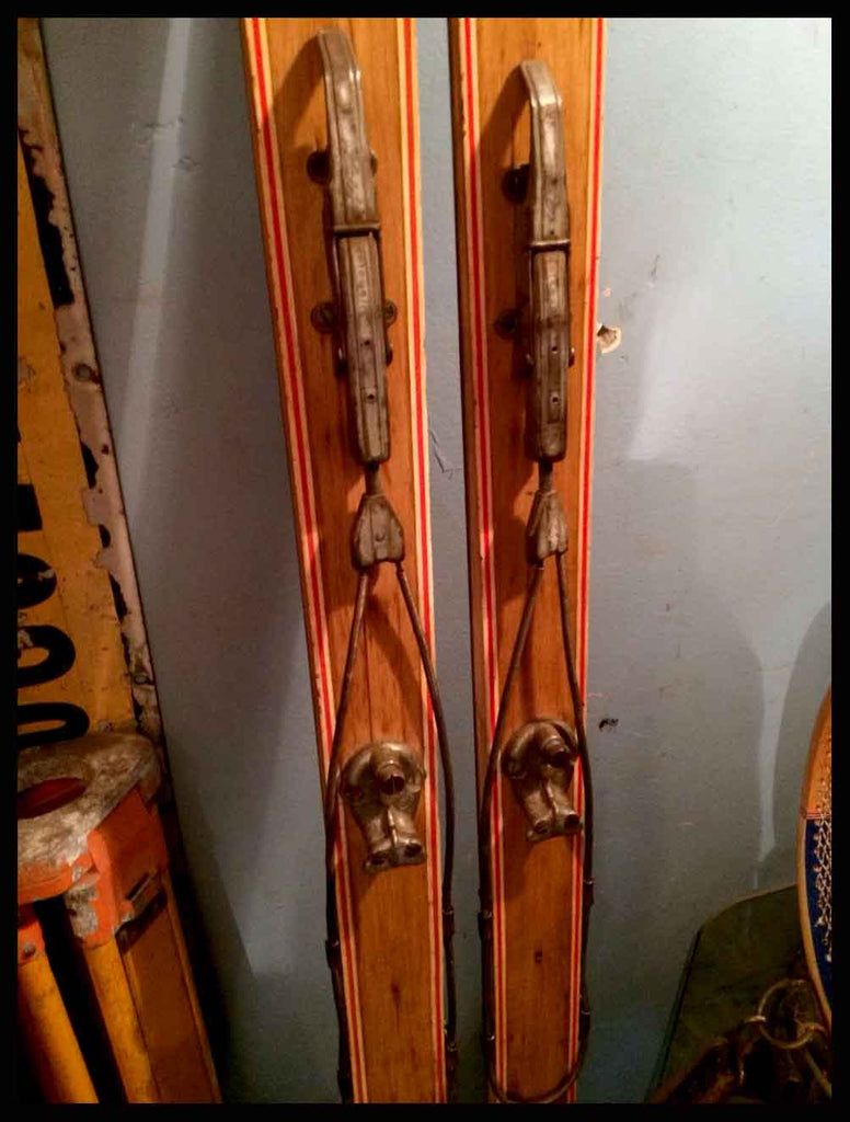 II.1049 PAR DE ESQUÍS ANTIGUOS