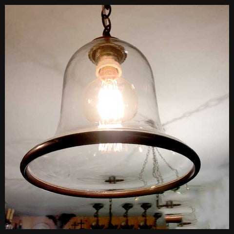 II.1981 PAR DE LÁMPARAS DE BRONCE Y VIDRIO