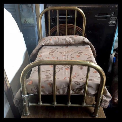 I.680 CAMITA DE BRONCE DE MUÑECAS