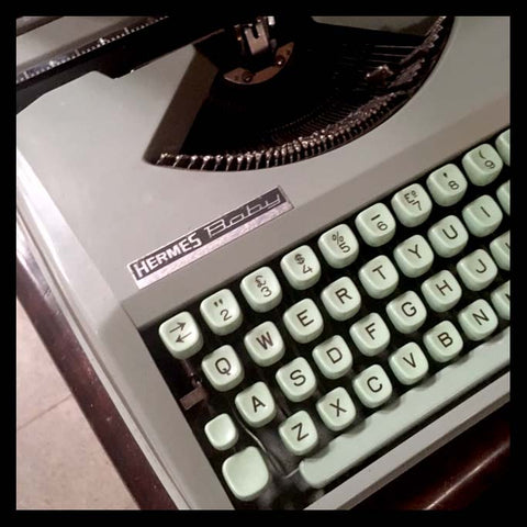 II.1099 MÁQUINA DE ESCRIBIR MENTA