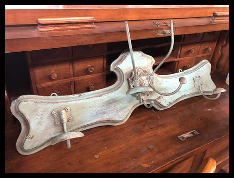 II.1667 PERCHERO DE MADERA Y FIERRO PATINADO