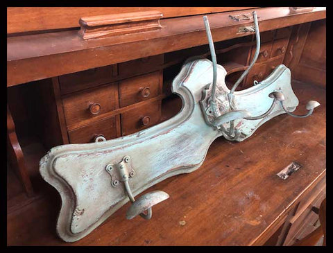 II.1667 PERCHERO DE MADERA Y FIERRO PATINADO