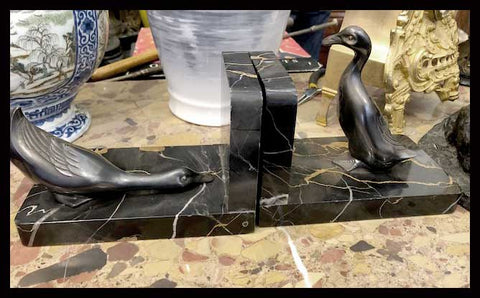 II.1663 APOYA LIBROS DE MÁRMOL NEGRO