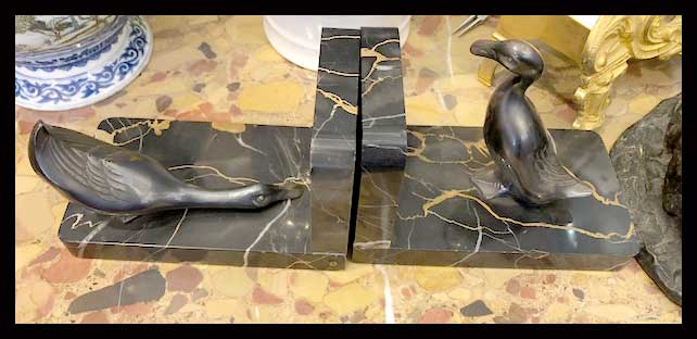 II.1663 APOYA LIBROS DE MÁRMOL NEGRO