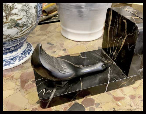 II.1663 APOYA LIBROS DE MÁRMOL NEGRO