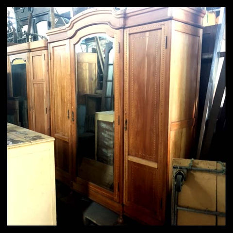 I.697 ROPERO GRANDE DE MADERA