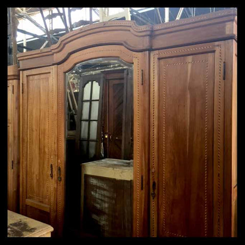 I.697 ROPERO GRANDE DE MADERA