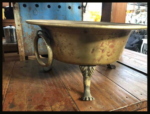 II.1722 VASIJA DE BRONCE CON PATITAS