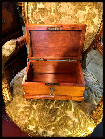 II.2269 CAJITA DE CAOBA RUBIA