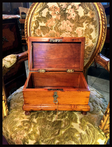 II.2269 CAJITA DE CAOBA RUBIA