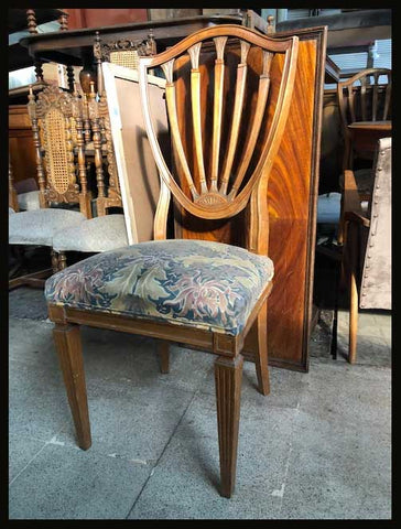 I.1150 JUEGO DE OCHO SILLAS DE MADERA