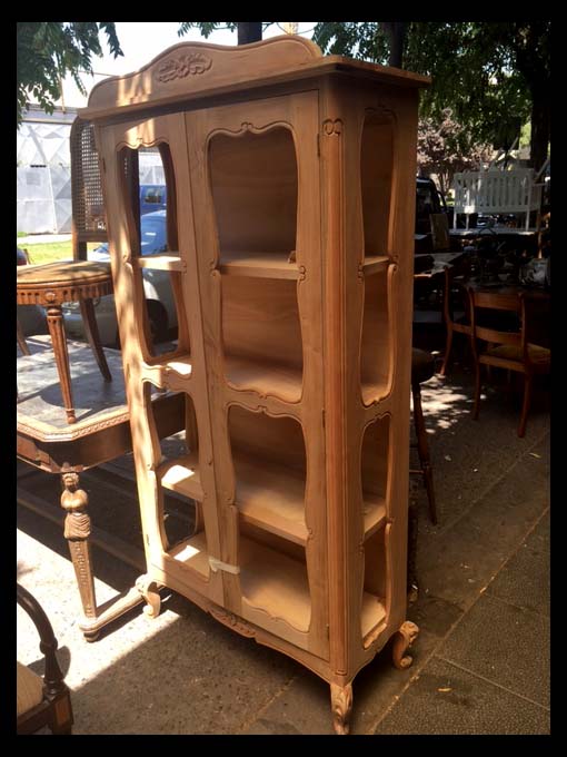 I.739 VITRINA CON VIDRIOS