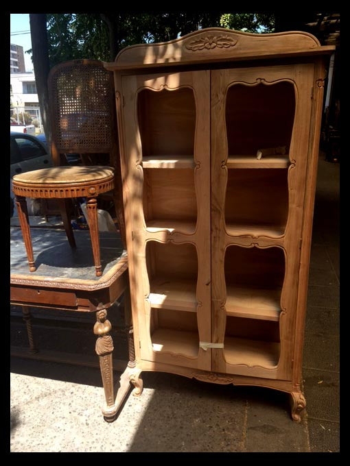 I.739 VITRINA CON VIDRIOS