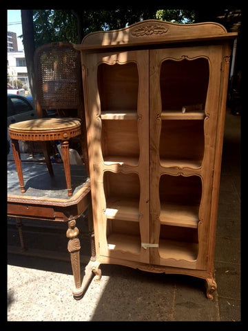 I.739 VITRINA CON VIDRIOS