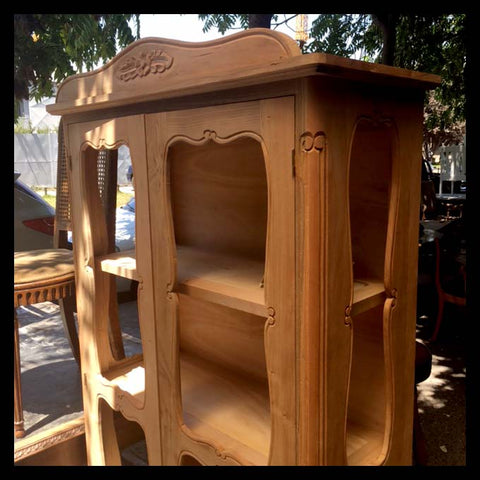 I.739 VITRINA CON VIDRIOS