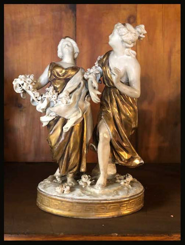 II.1699 FIGURA DE PORCELANA BLANCA Y DORADO