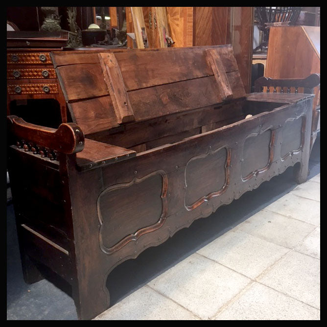 I.747 BANCA DE MADERA TIPO BAÚL