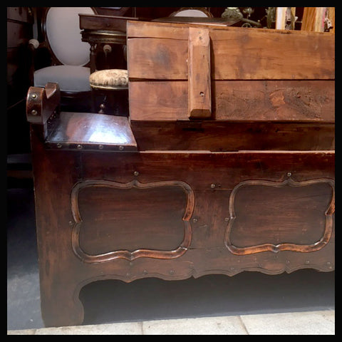 I.747 BANCA DE MADERA TIPO BAÚL