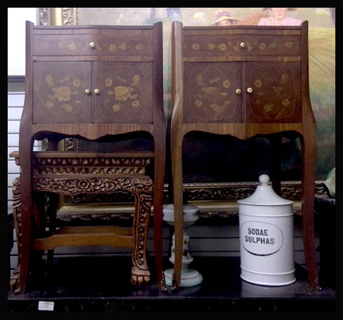 I.787 PAR DE VELADORES CON MARQUETERÍA