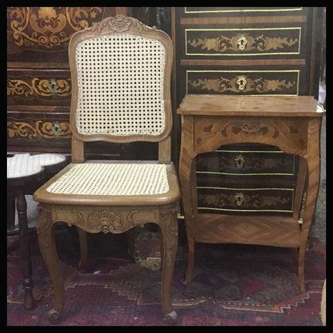 I.788 SILLA TALLADA Y MESA CON MARQUETERÍA