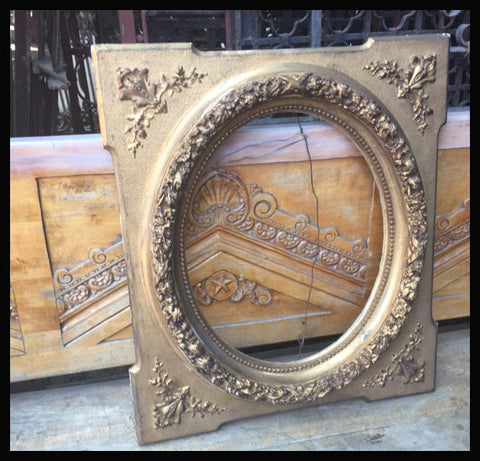 II.1173. ESPEJO REDONDO EN MARCOS DORADOS