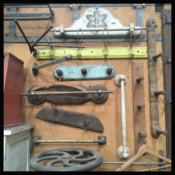 II.1179 TOALLEROS ANTIGUOS DE DISTINTOS MATERIALES