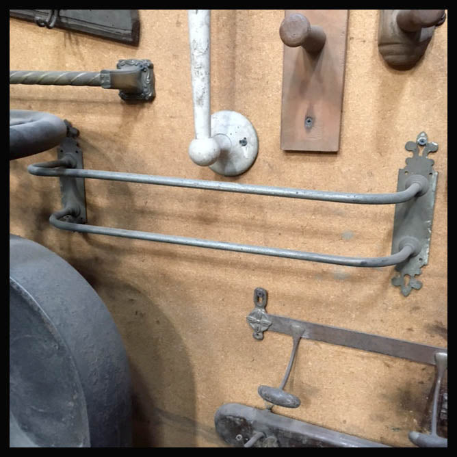 II.1179 TOALLEROS ANTIGUOS DE DISTINTOS MATERIALES