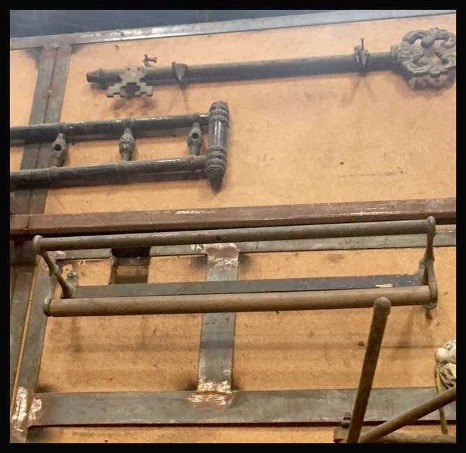 II.1179 TOALLEROS ANTIGUOS DE DISTINTOS MATERIALES