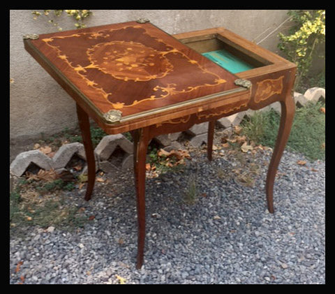 I.779 MESA DE JUEGO CON MARQUETERÍA DESMONTABLE