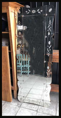 II.1765 ESPEJO SECCIONADO CON TALLADOS DECORATIVOS