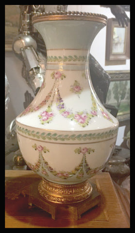 II.1200. FLORERO DE PORCELANA