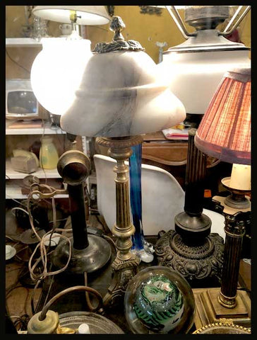 II.1705 LAMPARITA DE BRONCE Y MÁRMOL