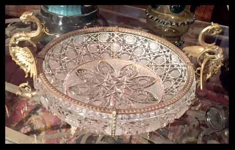 II.343 CENTRO DE MESA DE CRISTAL Y BRONCE