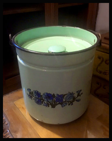 II.1175 OLLA CON TAPA ENLOZADA