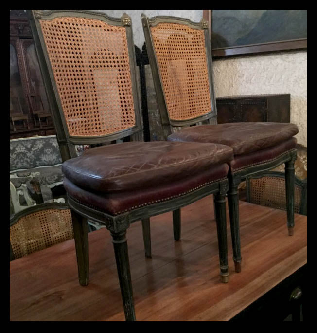 I.219 SILLAS DE JUNCO Y CUERO